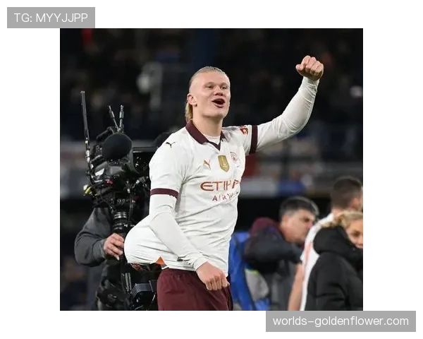 特写瞬间:德布劳内精准长传找到哈兰德,后者停球稍大被诺伊尔出击破坏